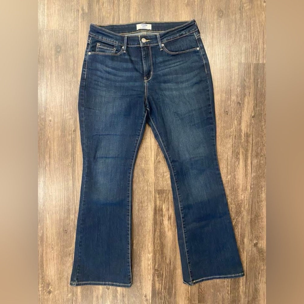 Denizen from Levi's Mid-Rise Boot Jeans Size 10s 10 Short
W30/L30